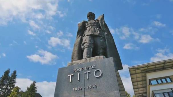 https://nova24tv.si/wp-content/uploads/2017/12/velenje-kip-tita-na-titovem-trgu.jpg