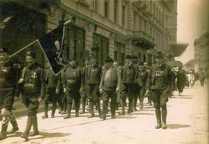 https://narod.hr/wp-content/uploads/2015/05/Cetnici-u-Beogradu-1920-696x481.jpg