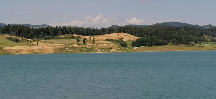 20210821-06__Sostanj_grozljivi_pogled_Gorice--stevilna_morisca-grobisca_na_brezini_ob_jezero_obcasno_gorijo_svece_pomorjenim
